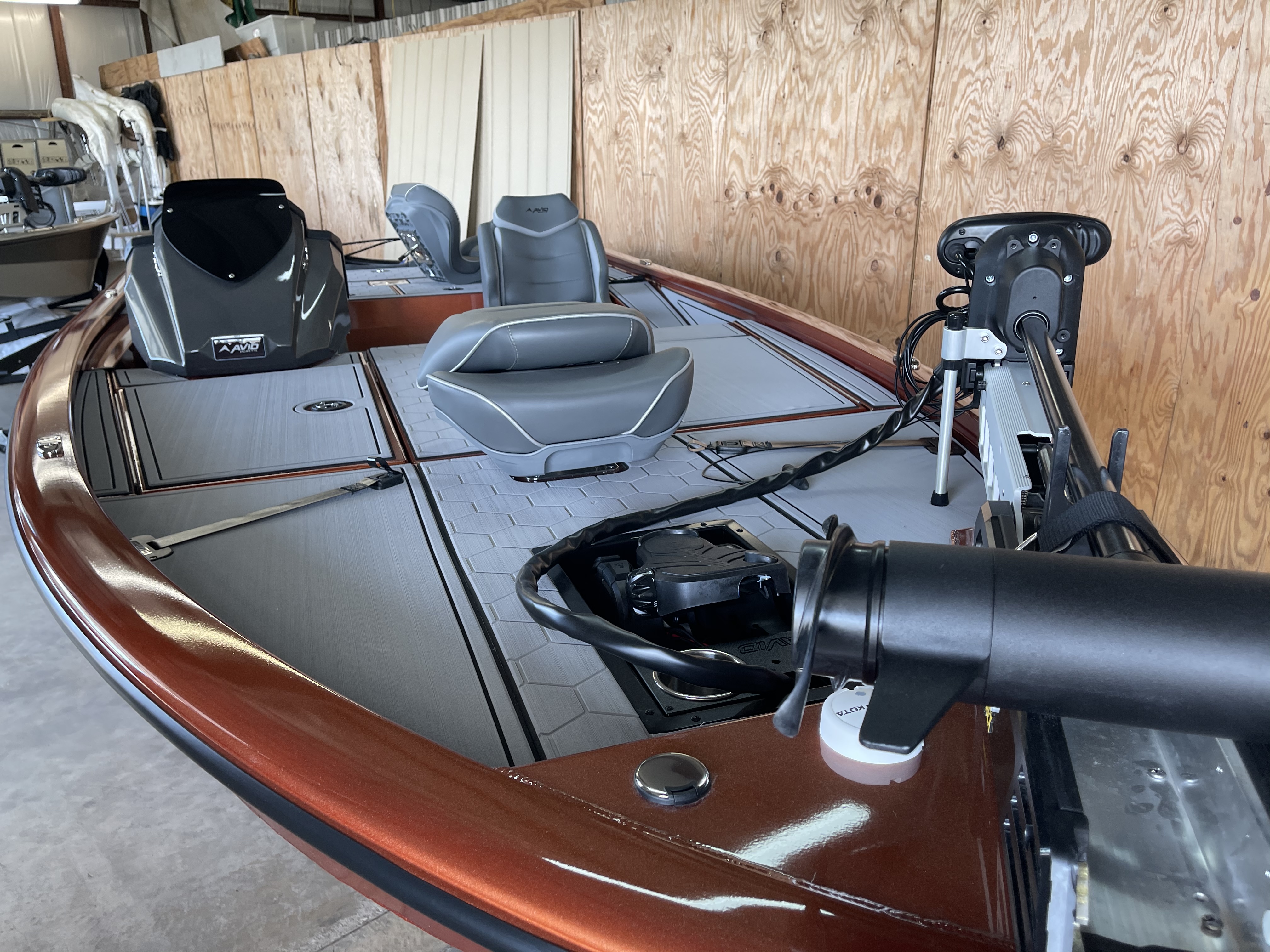 Avid 19XB 19' Aluminum Bass Boat Sea Deck Turf Interior Padded Fishing Deck Deck Yamaha 150 hp SHO Outboard Motor