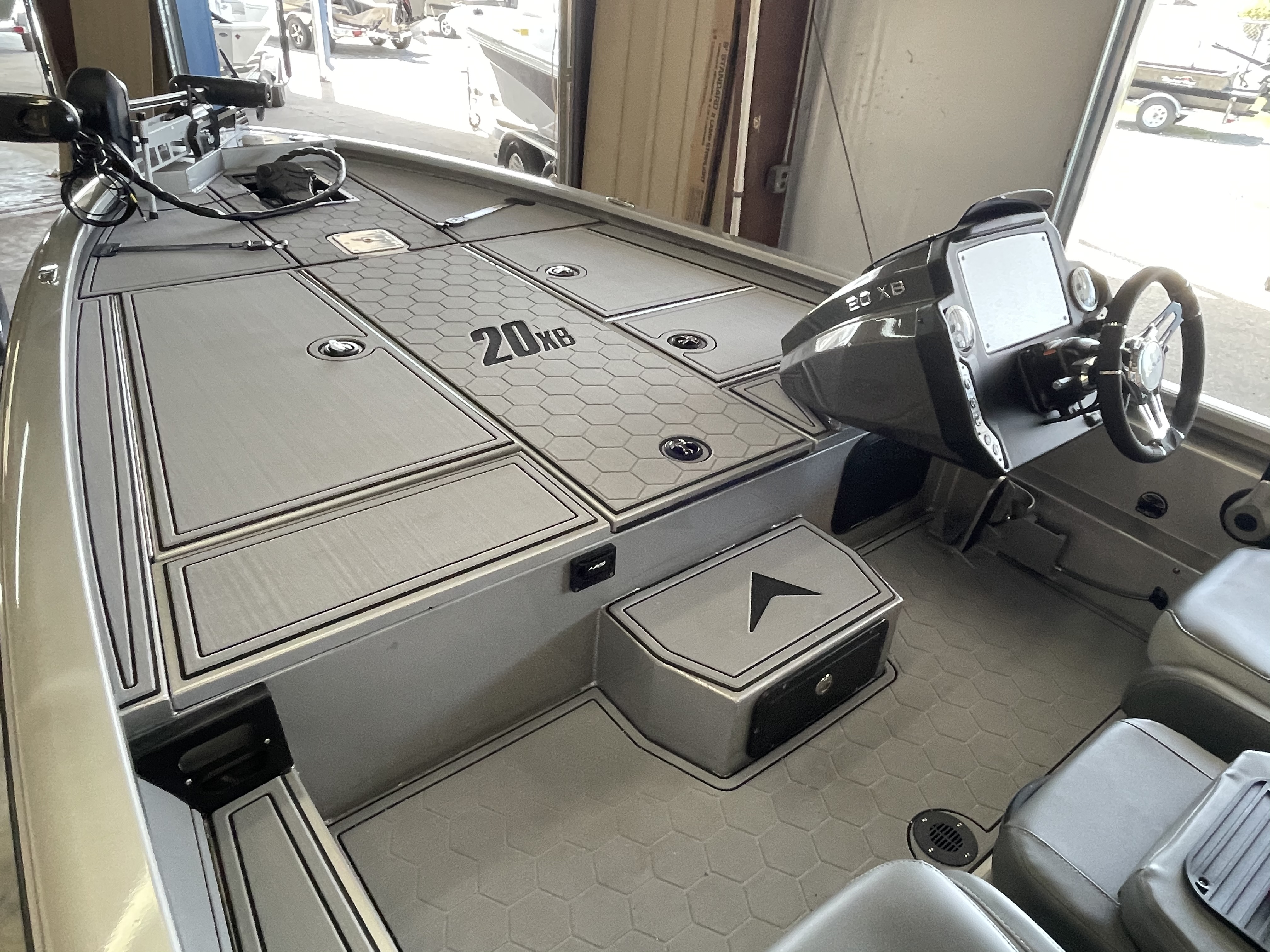 Avid 20XB 20' Aluminum Bass Boat Large Front Deck Yamaha 200 hp SHO Outboard Motor