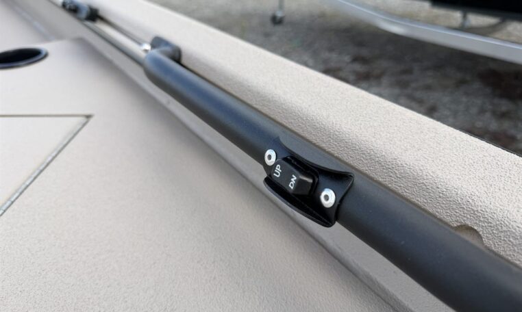 Avid 18 commander 4531 90 sho yamaha outboard-21_resized