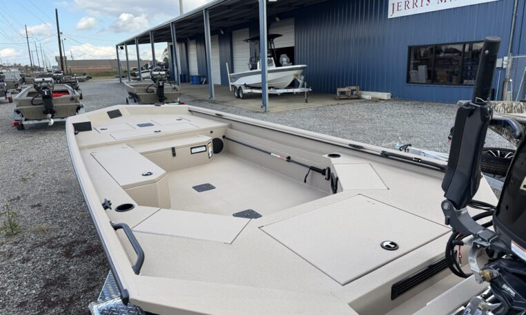 Avid 18 commander 4531 90 sho yamaha outboard-28_resized