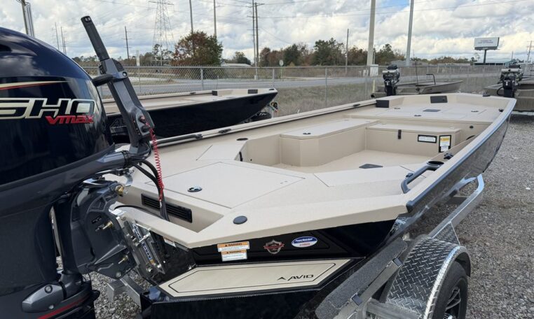 Avid 18 commander 4531 90 sho yamaha outboard-31_resized