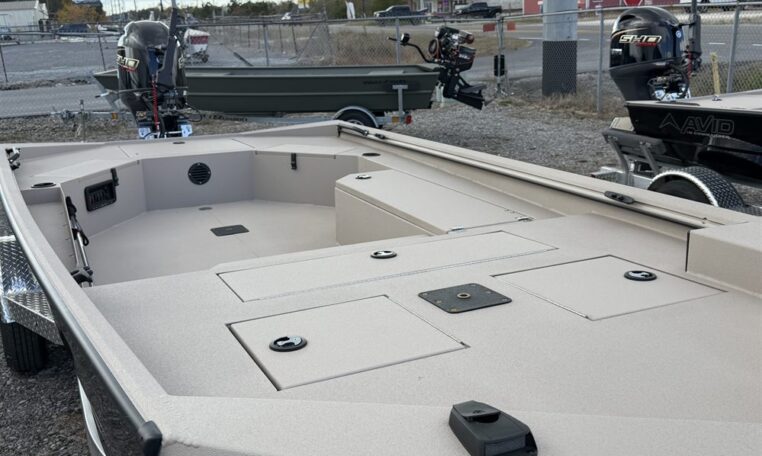 Avid 18 commander 4531 90 sho yamaha outboard-37_resized