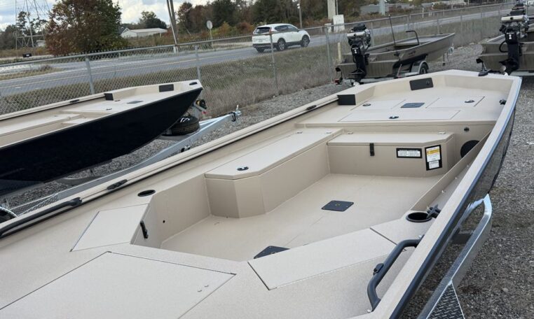 Avid 18 commander 4531 90 sho yamaha outboard-40_resized