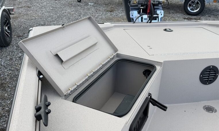 Avid 18 commander 4531 90 sho yamaha outboard-41_resized