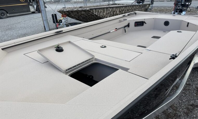 Avid 18 commander 4531 90 sho yamaha outboard-53_resized