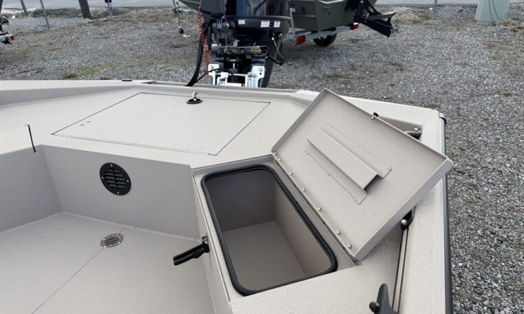 Avid 18 commander 4553 90 sho yamaha outboard-12_resized