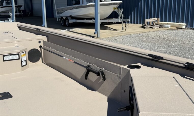 Avid 18 commander aluminum duck boat with 90 hp Yamaha SHO outboard av18 4664 (10)_resized