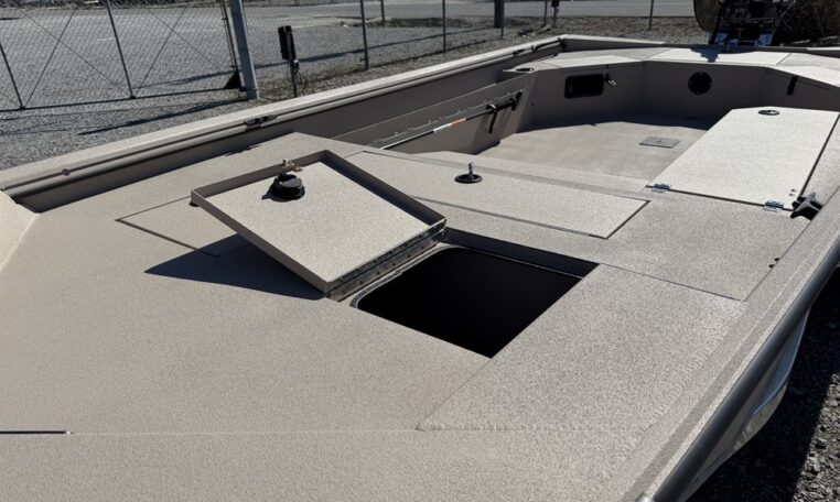 Avid 18 commander aluminum duck boat with 90 hp Yamaha SHO outboard av18 4664 (14)_resized