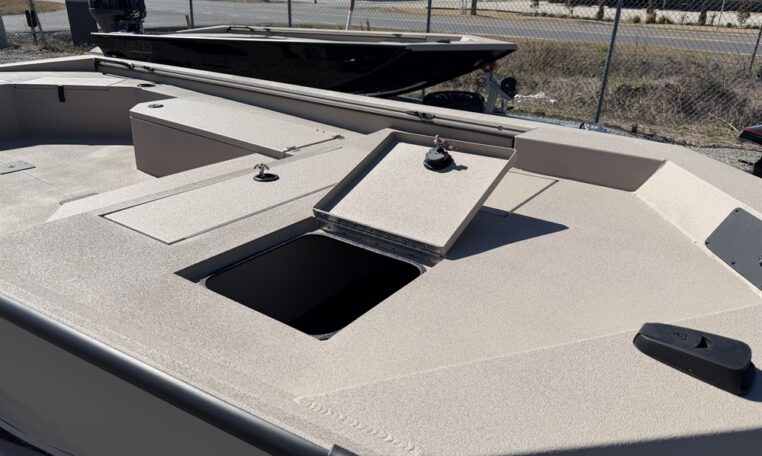 Avid 18 commander aluminum duck boat with 90 hp Yamaha SHO outboard av18 4664 (15)_resized