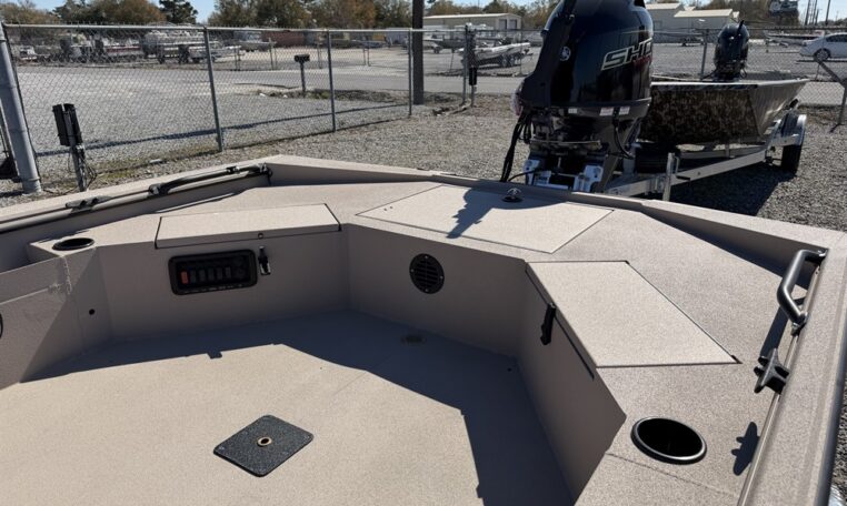 Avid 18 commander aluminum duck boat with 90 hp Yamaha SHO outboard av18 4664 (3)_resized