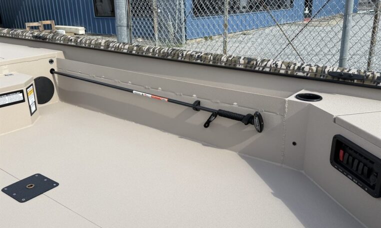 Avid 18 ft commander 90 hp sho yamaha outboard-9_resized