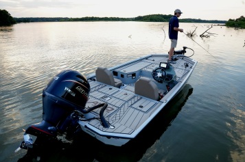Avid Boats Vertex Series Aluminum Bass Boat Side Console with Yamaha Outboard