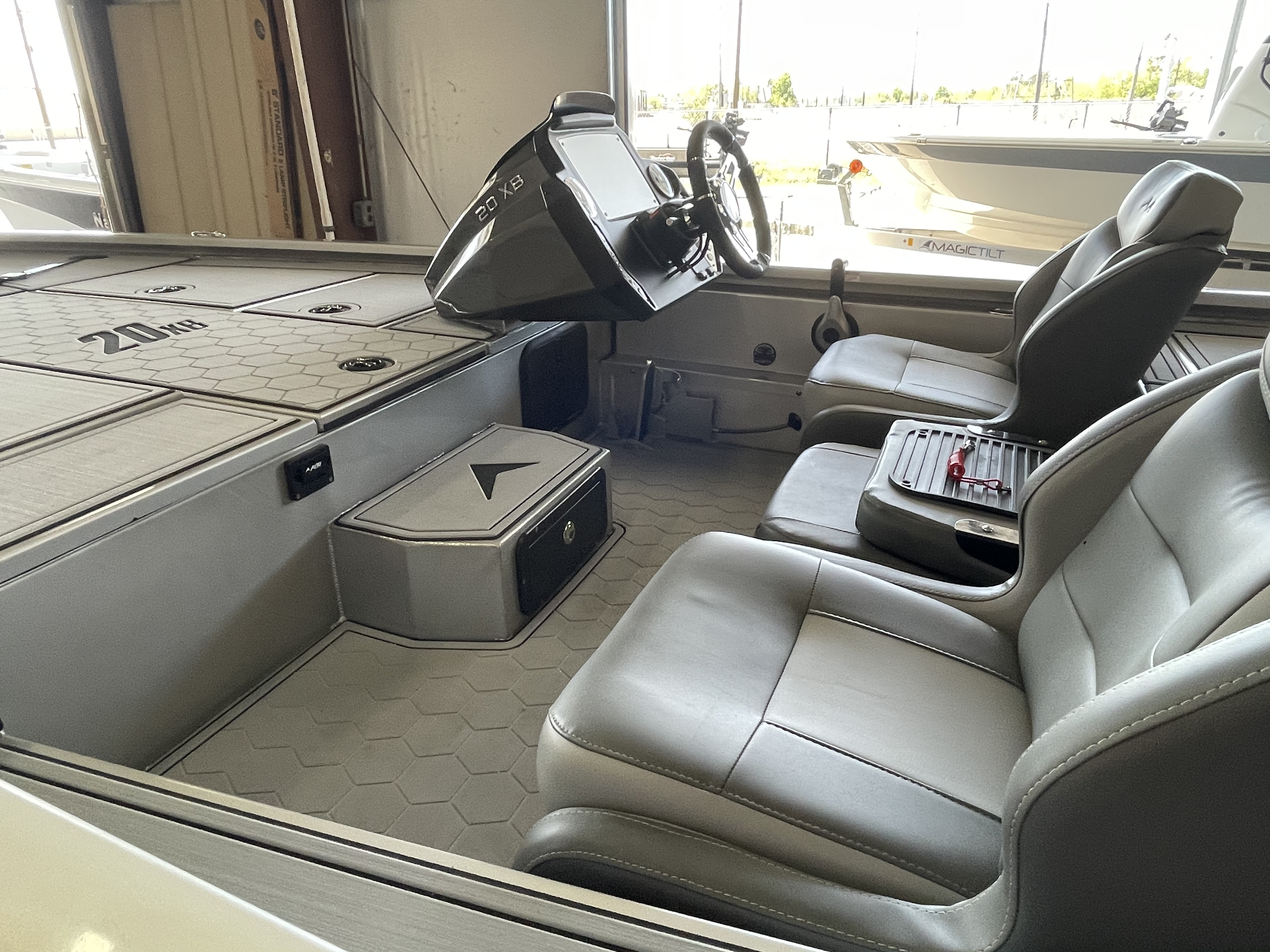 Avid 20XB 20' Aluminum Bass Boat Sea Deck Turf Interior Yamaha 200 hp SHO Outboard Motor